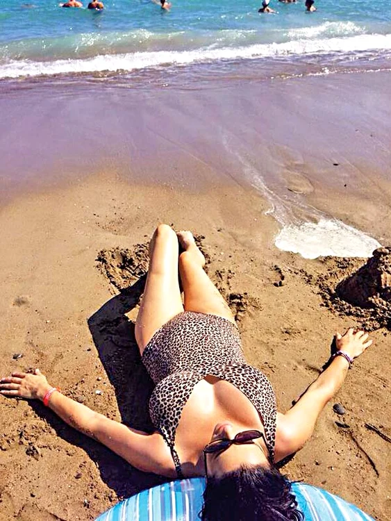 Claudia, o graviduţă sexy la plajă