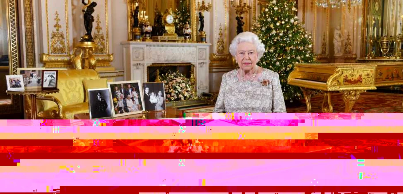 Regina Elisabeta, transmiţând mesajul de Crăciun din Salonul Alb al Palatului Buckingham FOTO Guliver/Getty Images