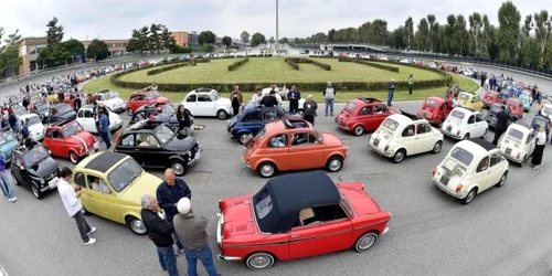 O coloană de automobile Fiat 500 se pregătesc să participle la parada istorică pe străzile oraşului din Torino Italia FOTO EPA-EFE / Alessandro Di Marco