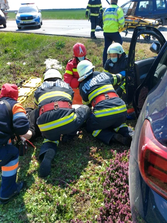 În accident au fost implicate 8 persoane, aflate în 3 autoturisme FOTO ISU Ialomiţa