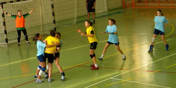Turneul se desfăşoară în sala de sport a Liceului cu Program Sportiv