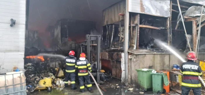 Pompierii de la ISU Prahova vor rămâne peste noapte pentru a stinge incendiul de la incineratorul de deşeuri periculoase de la Brazi FOTO GNM