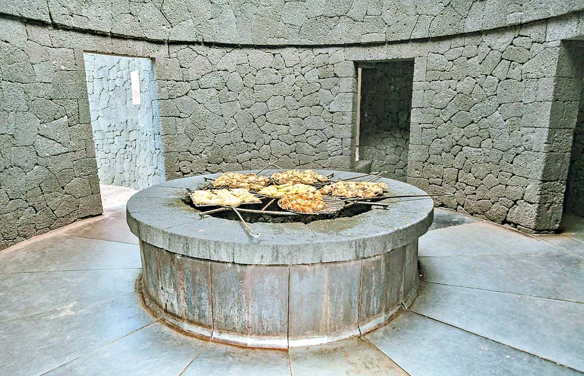 Spania.  El Diablo, din Lanzarote, le oferă musafirilor un grătar gătit la dogoarea lavei