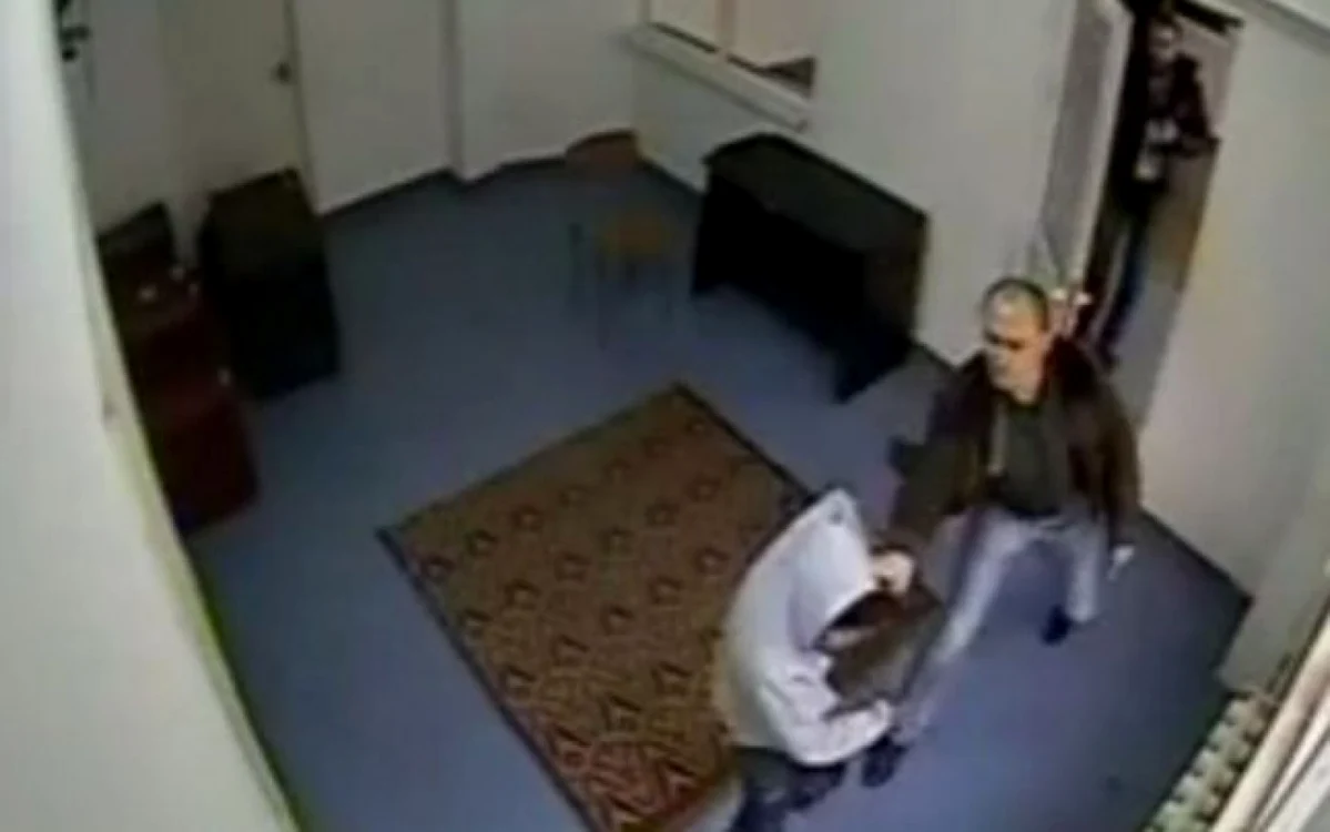 Câteva palme date minorei infractoare avea să îl coste funcţia pe şeful Poliţiei Piatra Neamţ. FOTO Adevarul.ro