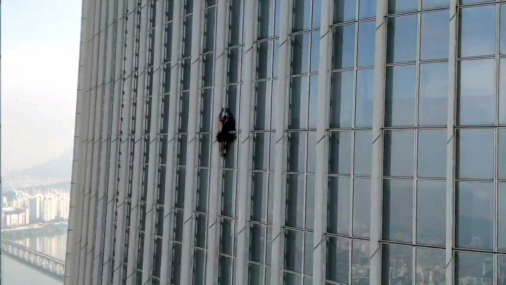 Un bărbat care escalada un zgârie-nori din Seul a fost reţinut de poliţie