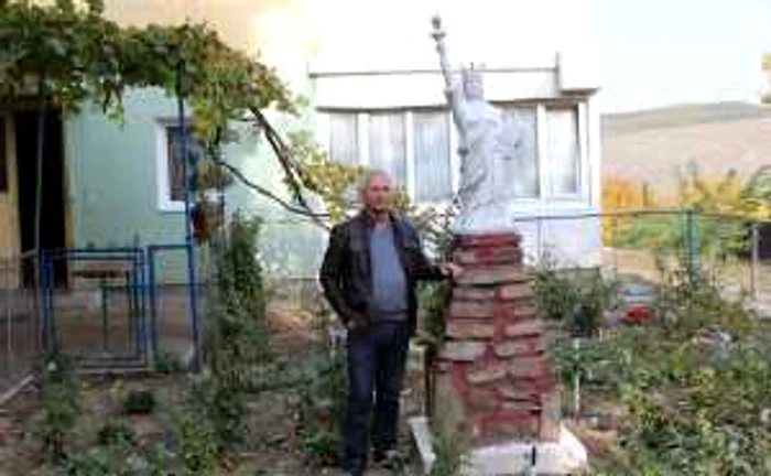 Ilie Frunză din Botoşani are în curtea din faţa blocului o replică în miniatură a Statuii Libertăţi FOTO Cosmin Zamfirache