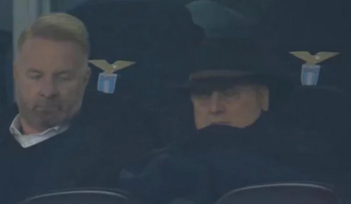 Claudio Lotito a tras un pui de somn în timpul partidei Lazio - CFR Cluj. Captură TV