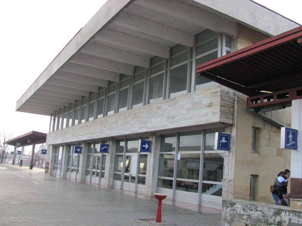 Aşa arăta gara construită de Nicolae Ceauşescu. Aici, înainte de începerea lucrărilor de modernizare Foto: Adevărul