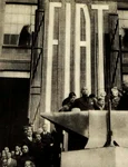 Benito Mussolini vizitează fabrica Fiat din Torino (© Wikimedia Commons)