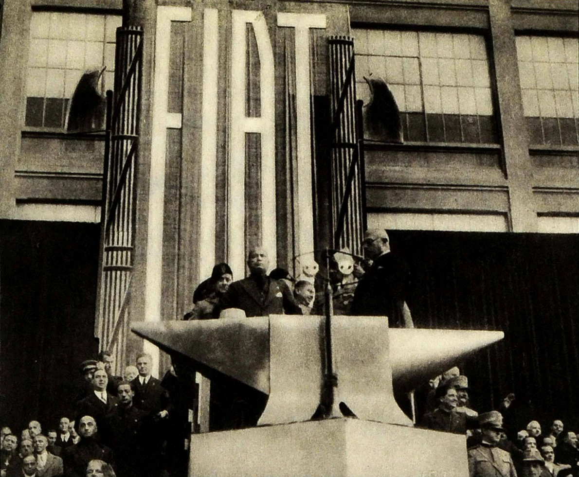 Benito Mussolini vizitează fabrica Fiat din Torino (© Wikimedia Commons)