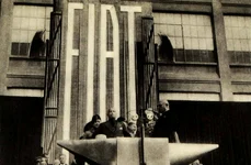 Benito Mussolini vizitează fabrica Fiat din Torino (© Wikimedia Commons)
