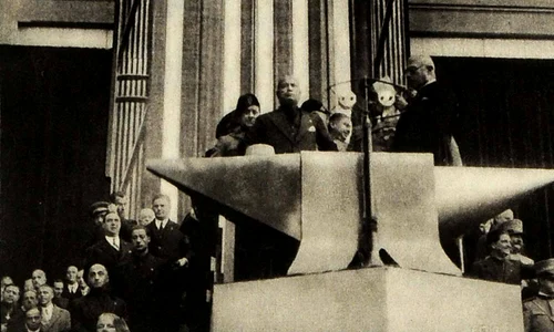 Benito Mussolini vizitează fabrica Fiat din Torino (© Wikimedia Commons)