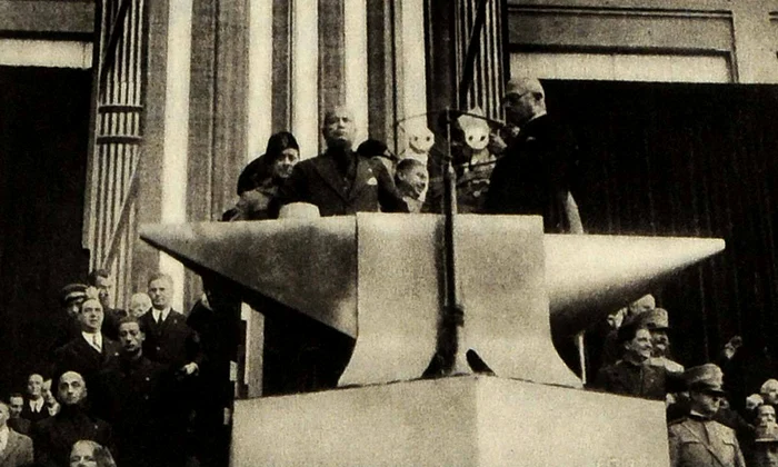 Benito Mussolini vizitează fabrica Fiat din Torino (© Wikimedia Commons)