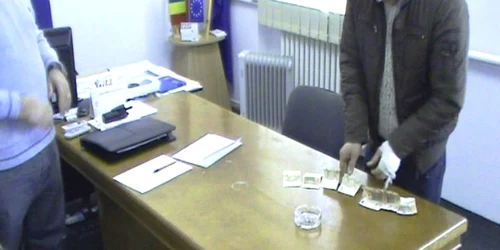 Basarabeanul a fost prins când a încercat să îi dea 500 de euro poliţistului de frontieră