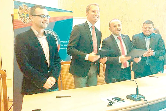 Vineri, 28 martie: Mihai a aterizat forţat pe un islaz din judeţul Vrancea (Foto: Dorin Constanda)