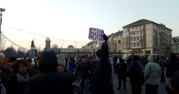 Peste 150 de craioveni protestează în Piaţa Mihai Viteazul 