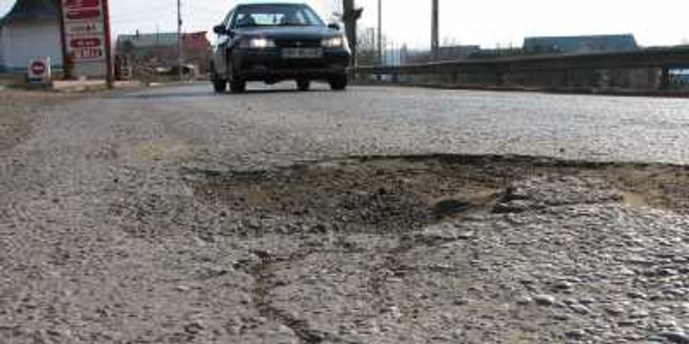Guardian: România are cele mai periculoase drumuri din UE, cu șoferi agresivi și o infrastructură rutieră jalnică