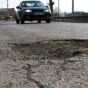 Şoferii care au drum în judeţele vecine se lovesc peste tot de gropi