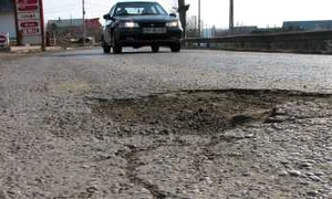 Şoferii care au drum în judeţele vecine se lovesc peste tot de gropi