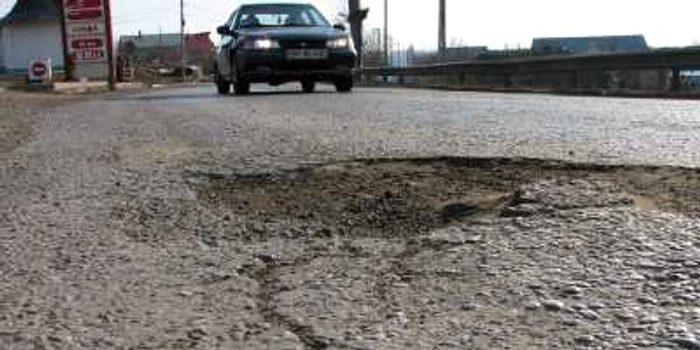 Şoferii care au drum în judeţele vecine se lovesc peste tot de gropi