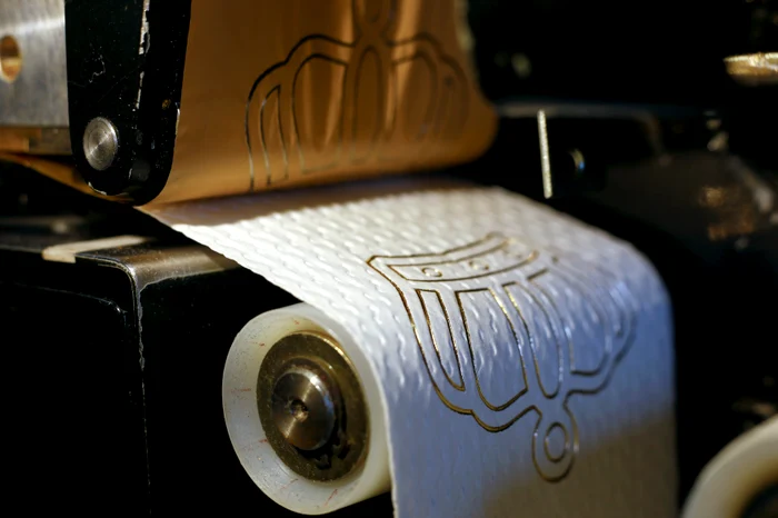 Hârtia igienică de lux este produsă manual în atelierele din Germania Foto: Reuters