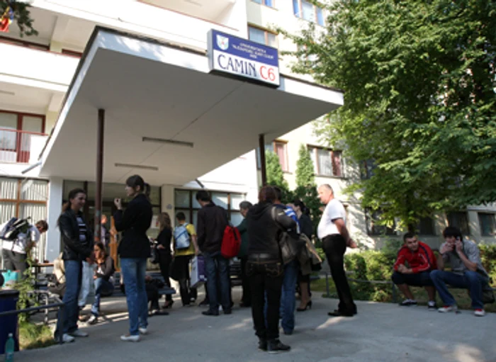 Iaşi: Studenţii, între cursuri şi goana după vize