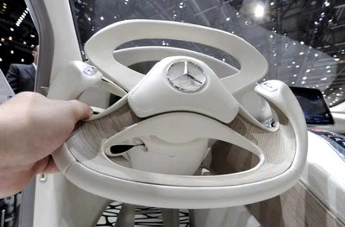 Concept car: Volanul unui Mercedes F 800 Style