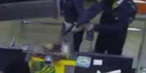 Un poliţist beat deschide focul într-un mall din Moscova, ucigând o persoană