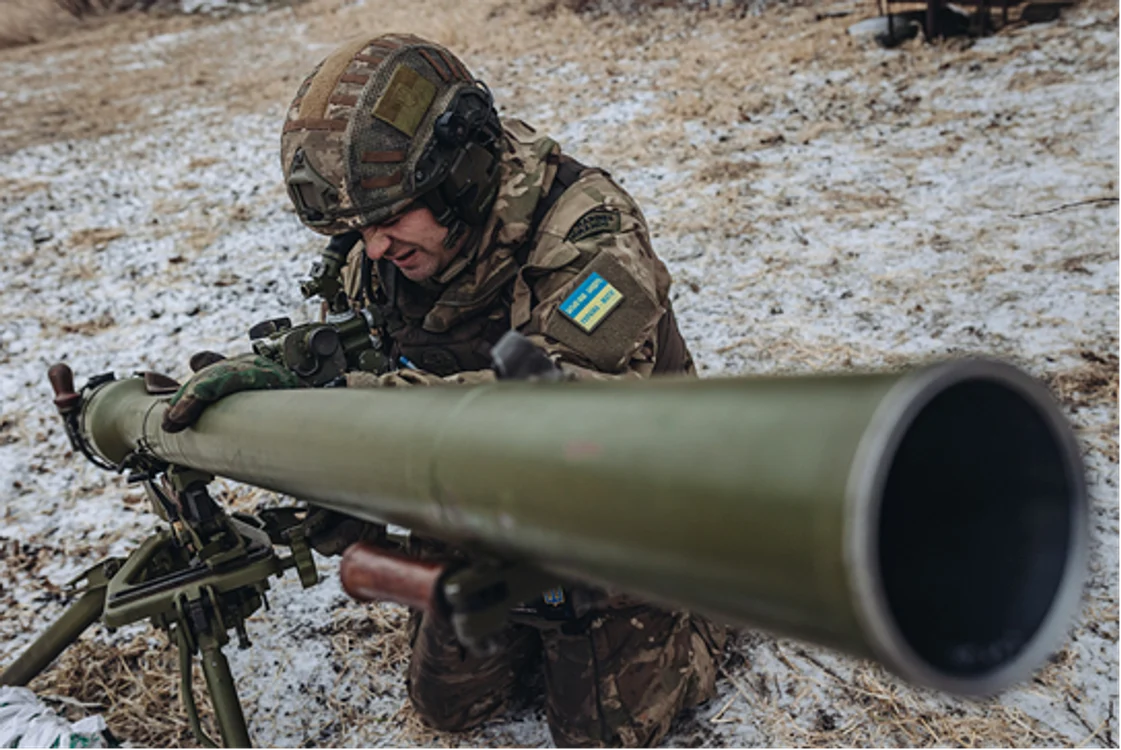16 ianuarie 2023, Donețk, soldații ucrainieni operează o artilerie autopropulsată pe frontul Donbass