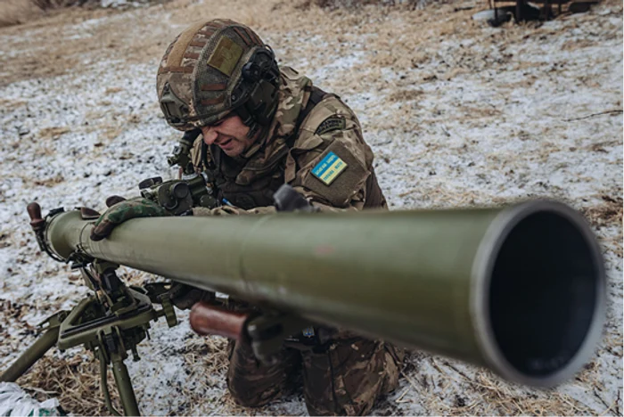 16 ianuarie 2023, Donețk, soldații ucrainieni operează o artilerie autopropulsată pe frontul Donbass