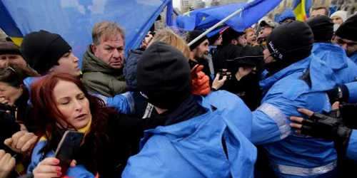 Manifestanţi reţinuţi de jandarmi la Piaţa Victoriei FOTO Inquam Photos / George Călin