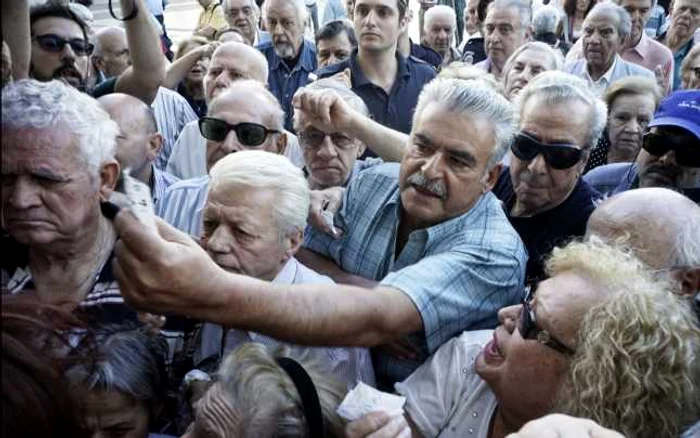 Pensionarii s-au înghesuit în faţa băncilor FOTO Getty Images