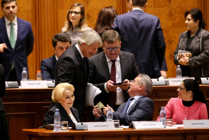 Echipa Vioricăi Dăncilă s-a distrat pe cinste la moţiunea de cenzură. FOTO Inquam Photos / George Călin