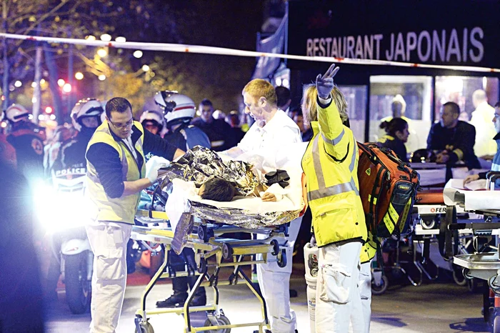O persoană rănită este evacuată de la concertul din Bataclan