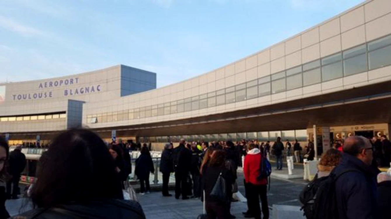 
    Aeroportul a fost evacuat din motive de securitateFoto: Twitter  