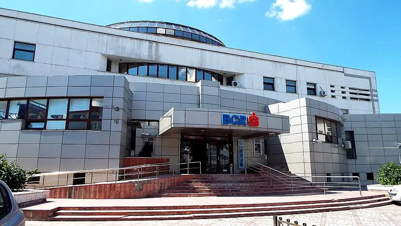 BCR Bacău și-a scos la vânzare sediul central din Bacău FOTO Desteptarea.ro 