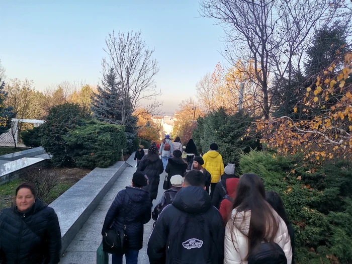 Elevii în drum spre parcul „Eugen Ionescu” FOTO: Alina Mitran