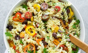 salata cu paste si legume jpeg