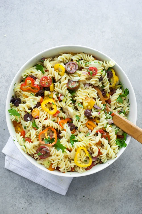 salata cu paste si legume jpeg