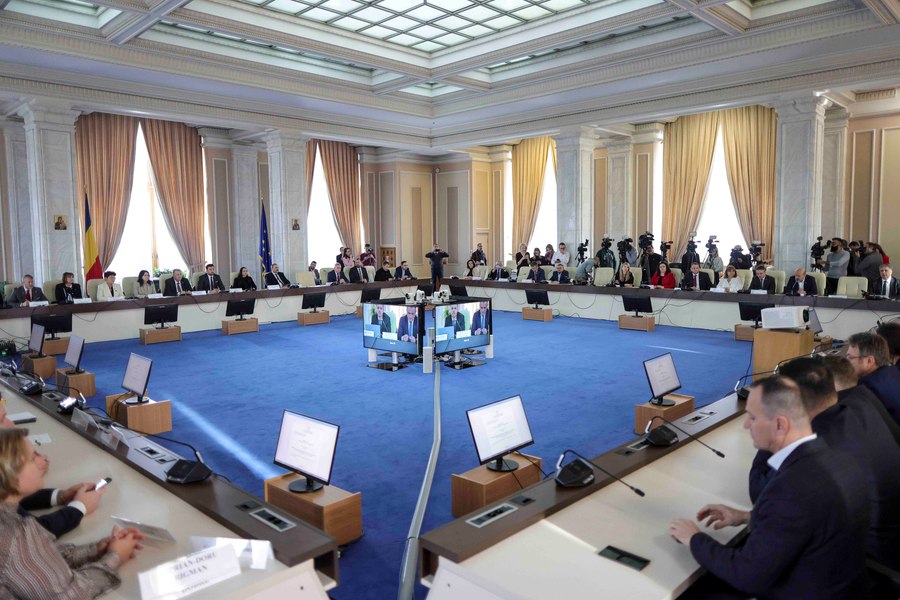 Parlamentul începe dezbaterile pentru bugetul 2025: Investiții, salarii și pensii pe masa negocierilor