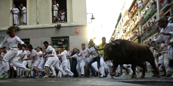 tauri prin multimea de alergatori la san fermin pamplona foto reuters 6