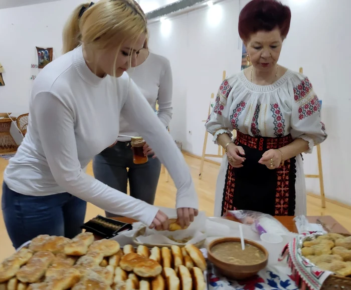 Elevii au participat la prepararea mucenicilor FOTO: C. Mazilu