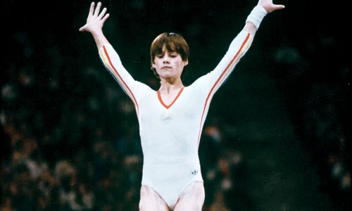 Nadia Comăneci a intrat în istoria sportului mondial, după ce a luat în 1976, la Montreal, prima notă de zece a gimnasticii gif