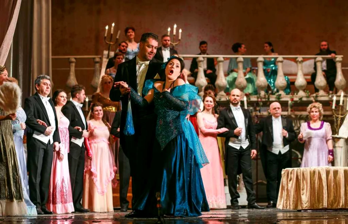 Scenă din opereta ”Liliacul” Foto: Teatrul Naţional de Operă şi Operetă „Nae Leonard”