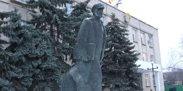 Comitetul Executiv al Găgăuziei se află pe strada Lenin din Comrat, iar în faţa sediului se înalţă monumentul liderului bolşevic