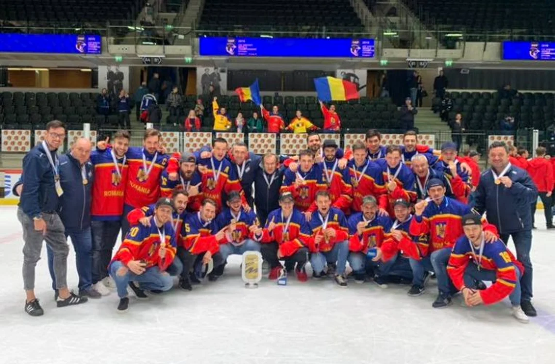 
    România a promovat dypă 15 ani în liga secundă a hocheiului pe gheațăFoto: Facebook  