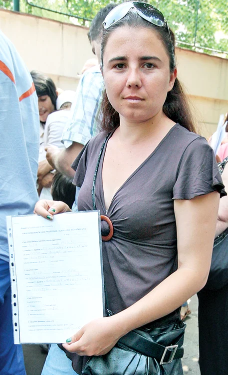 
    Ileana Nicolae: "Nică al meu are 7 ani şi plânge că nu l-au primit la şcoală" (Fotografii: Sever Gheorghe)  