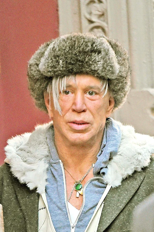 Mickey Rourke nu se desparte iarna de căciula lui rusească