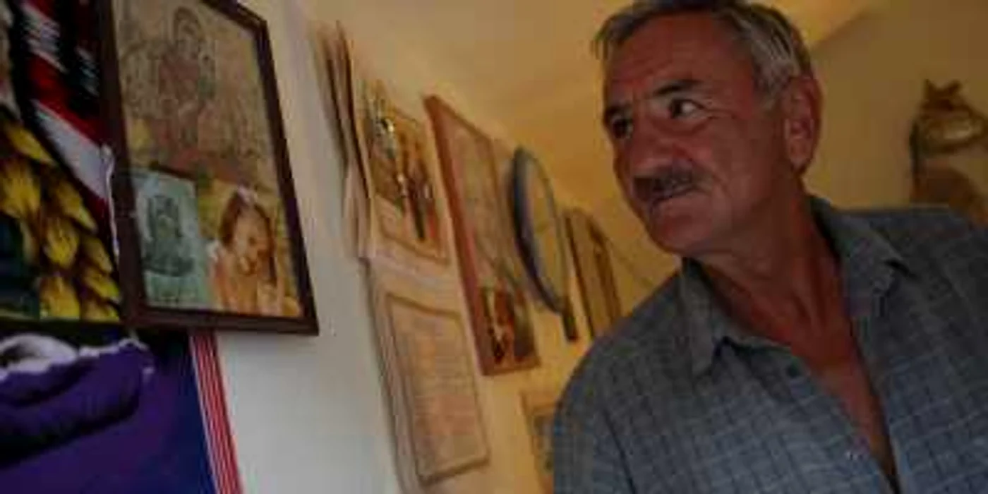 Leontin Apostol ţine fotografia nepoatei sale la icoană