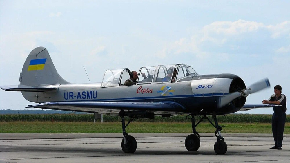 Imagini spectaculoase din război: un copilot ucrainean doboară drone rusești din cabina deschisă a unui avion de antrenament Yak-52
